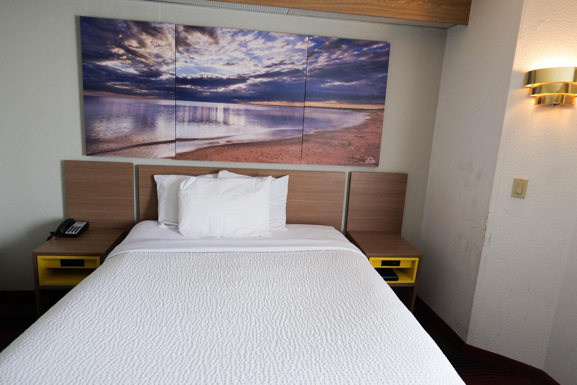 Hotel Days By Wyndham Flint/bishop International Airport Flint